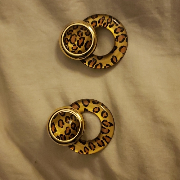Vintage Clip-on Acrylic Leopard Print Earrings. - Picture 2 of 5